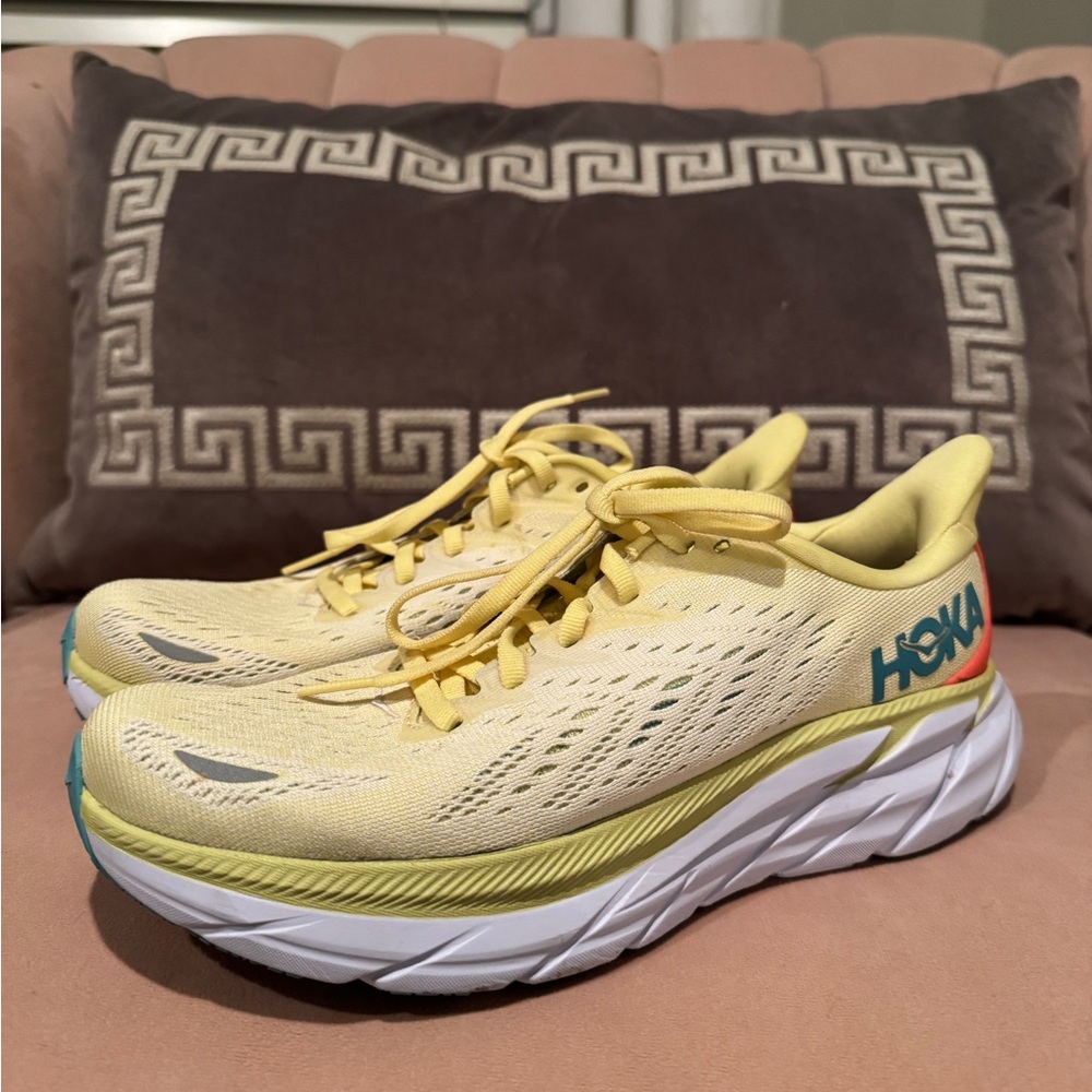 Hoka women’s 6.5 Clifton 8